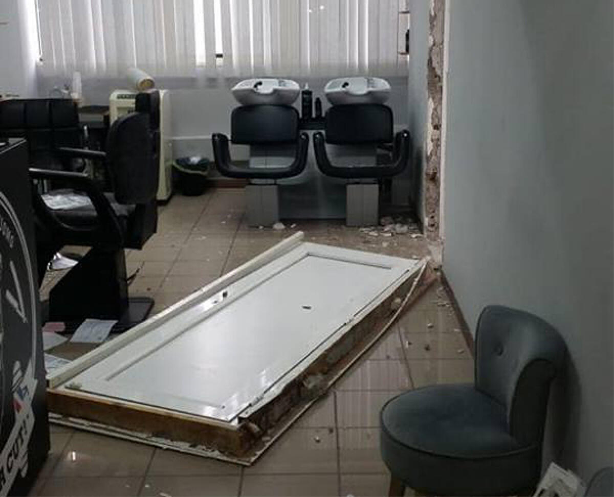 Ladri in azione in un negozio di parrucchiere sulla via del Mare, a Pomezia. - 