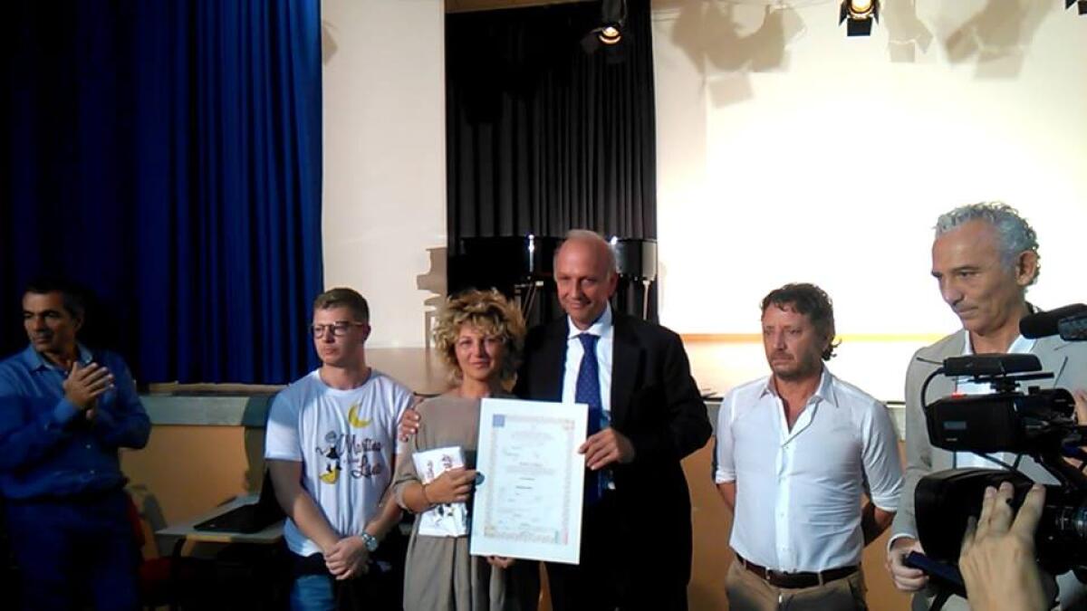 Il Ministro Bussetti consegna il diploma di Martina ai genitori: "Ragazza dal grande coraggio" - 