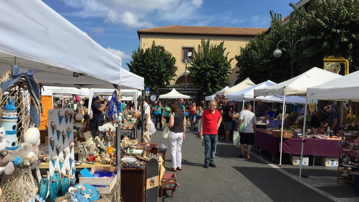 Torna il mercatino dell’antiquariato e dell’artigianato in Piazza Roma, ad Aprilia. - 