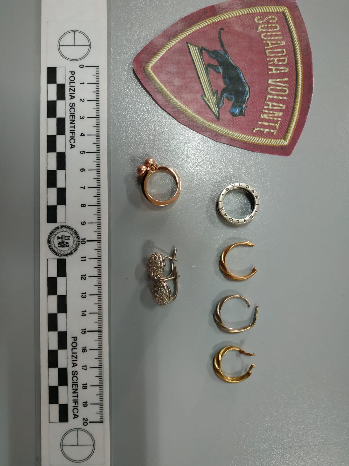 Latina, badante ruba oggetti in oro e tenta di rivenderli. Denunciata - 
