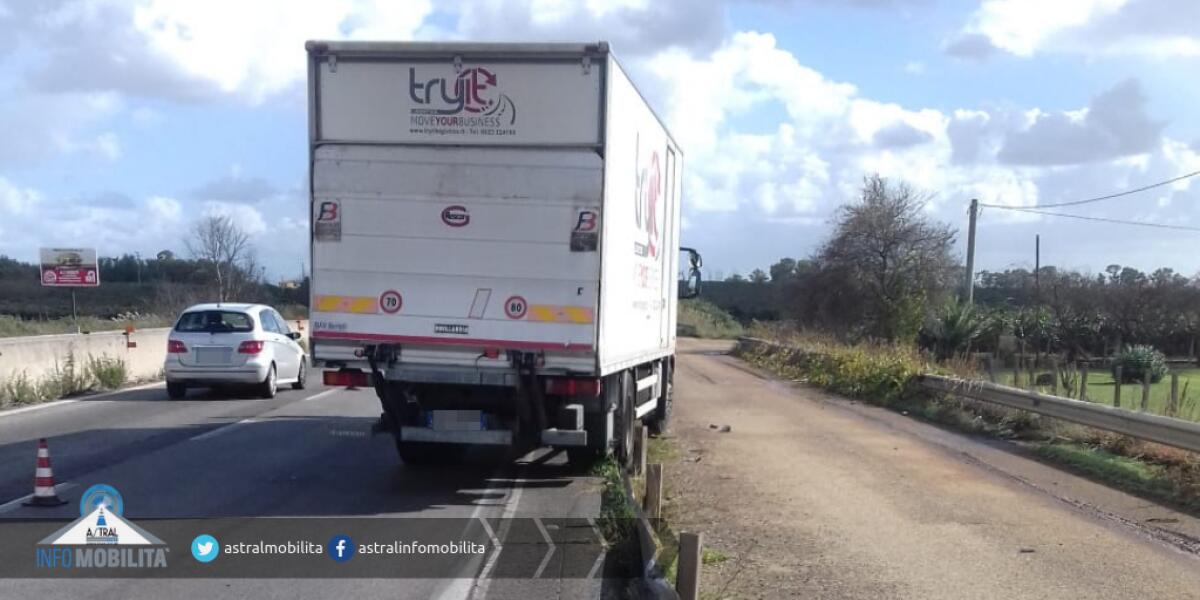 Terzo incidente nel giro di poche ore sulla via Pontina: coinvolto un mezzo pesante. - 