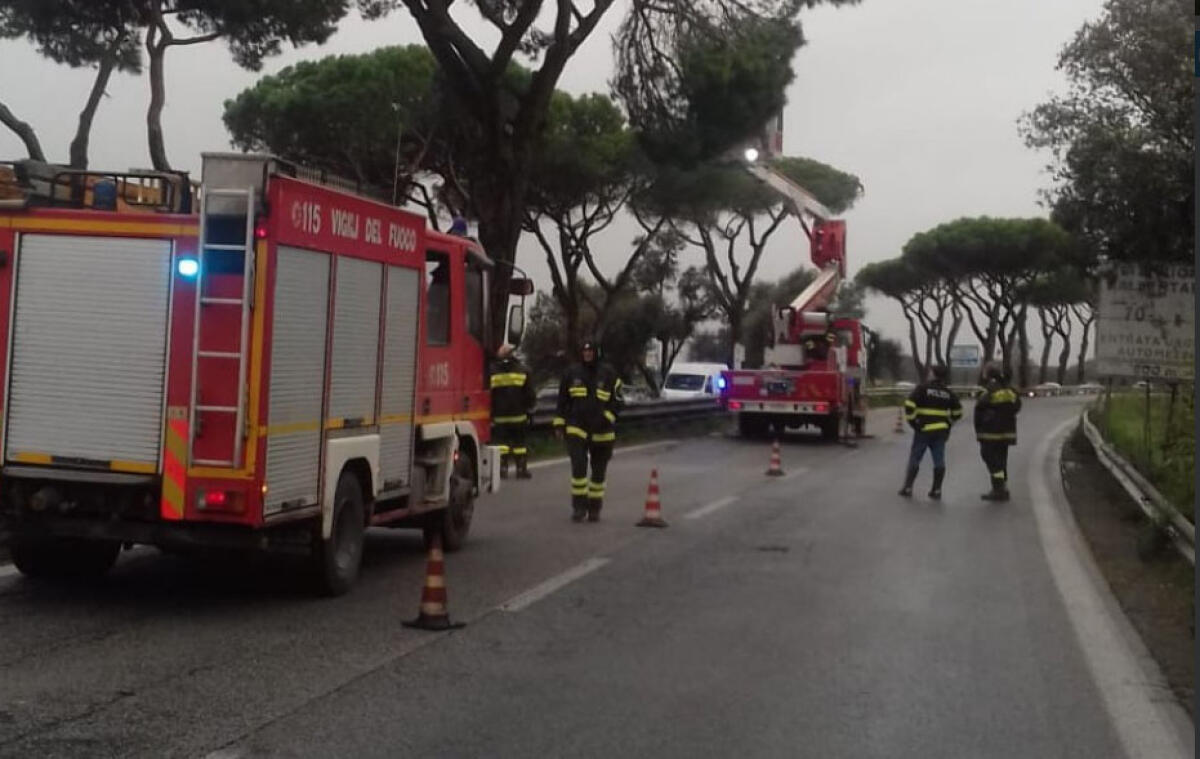 Maltempo - Pontina chiusa a Castel Romano - 