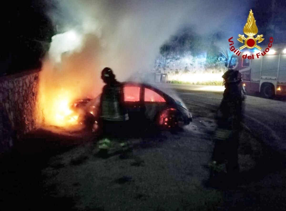Auto in fiamme in piena notte a Bassiano: intervengono vigili del fuoco e carabinieri. - 