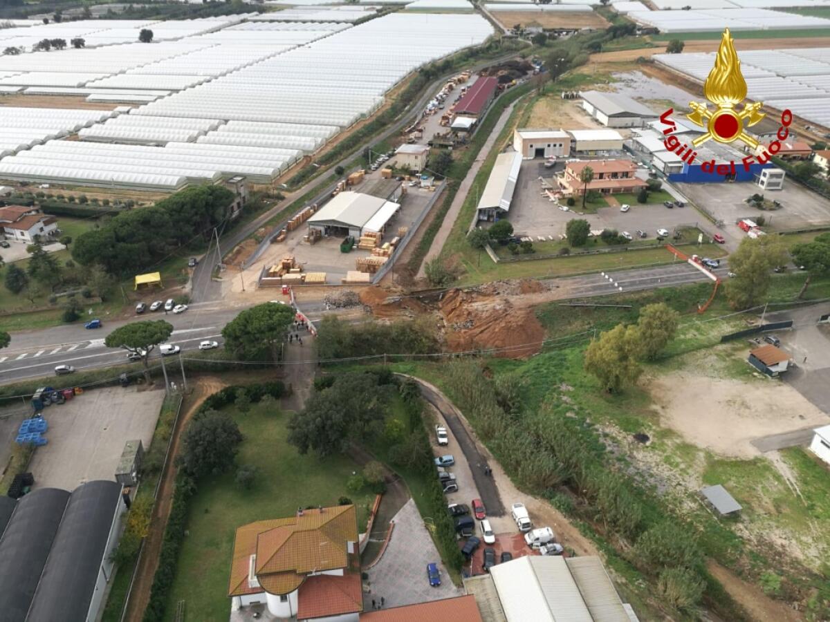 Voragine sulla Pontina: si spostano verso il mare le ricerche dell’automobilista disperso, Valter Donà. Le riprese dall'elicottero. - 