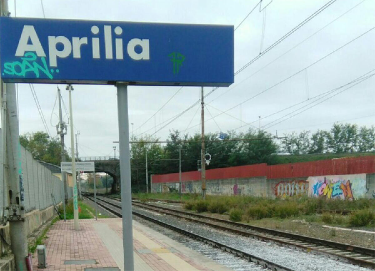 Passeggeri infuriati alla stazione di Aprilia: il treno arriva in ritardo e riparte senza farli salire a bordo. - 