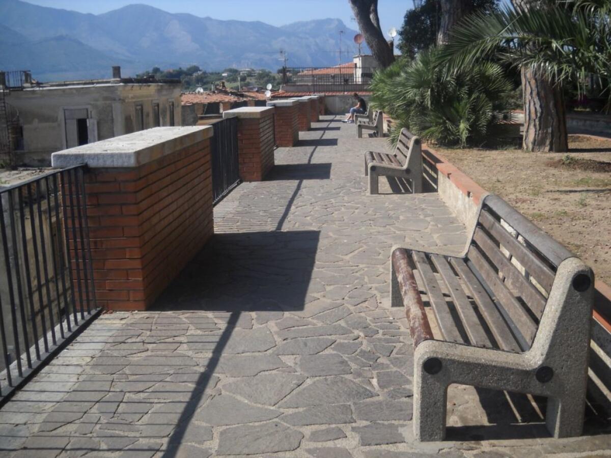 Tentano di danneggiare i giochi alla villa comunale di Minturno: denunciati 3 giovani. - 