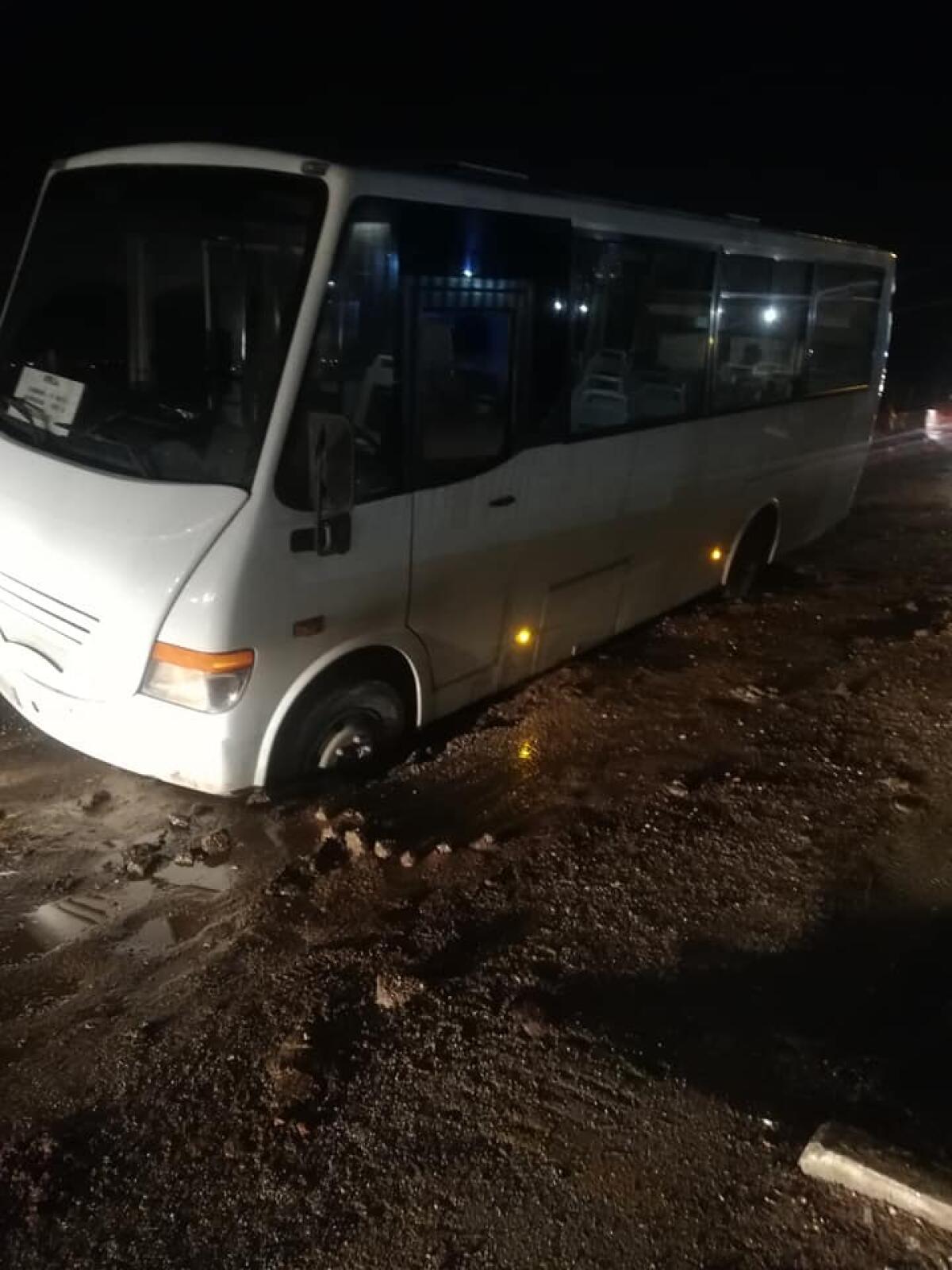 Aprilia - Pullman sprofonda su via Fossignano, i residenti: "Strada in condizioni indecenti" - 