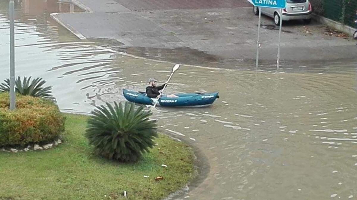 Esondazione del Fiume Sisto, Pontinia allagata: per strada si avvistano pesci e canoe. IL VIDEO - 