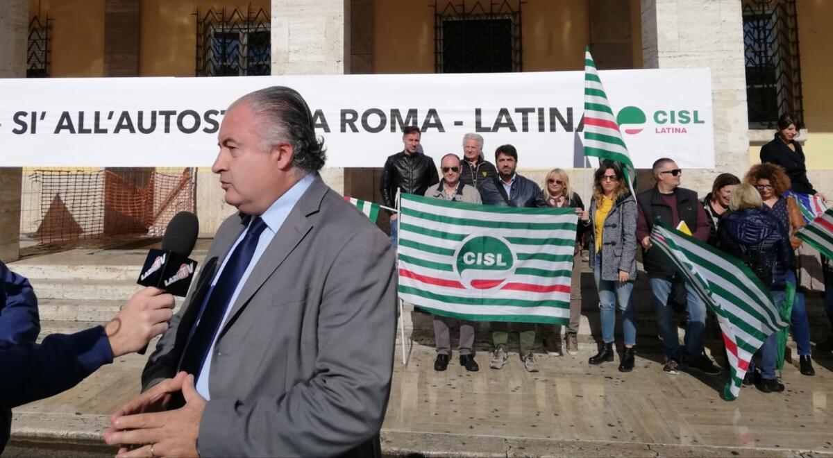 Presidio sotto al Comune di Latina per chiedere la realizzazione della Roma-Latina - 