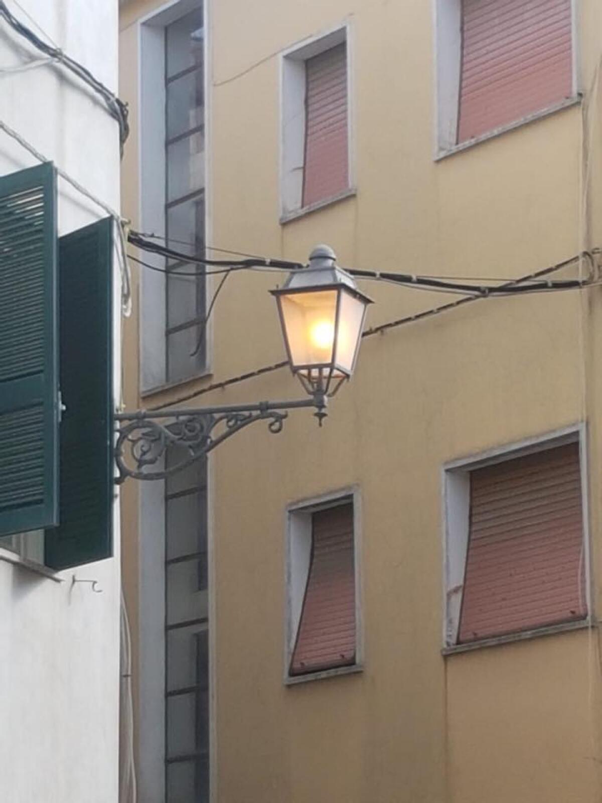 Velletri, dopo oltre 100 giorni sta per tornare l'illuminazione nella zona di piazza Mazzini - 