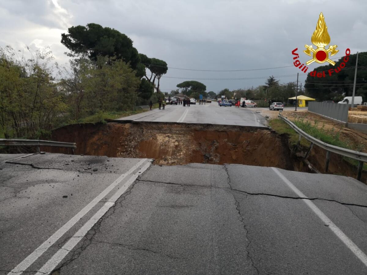 Auto risucchiata dalla voragine sulla Pontina: ancora nessuna traccia di Valter Donà. - 