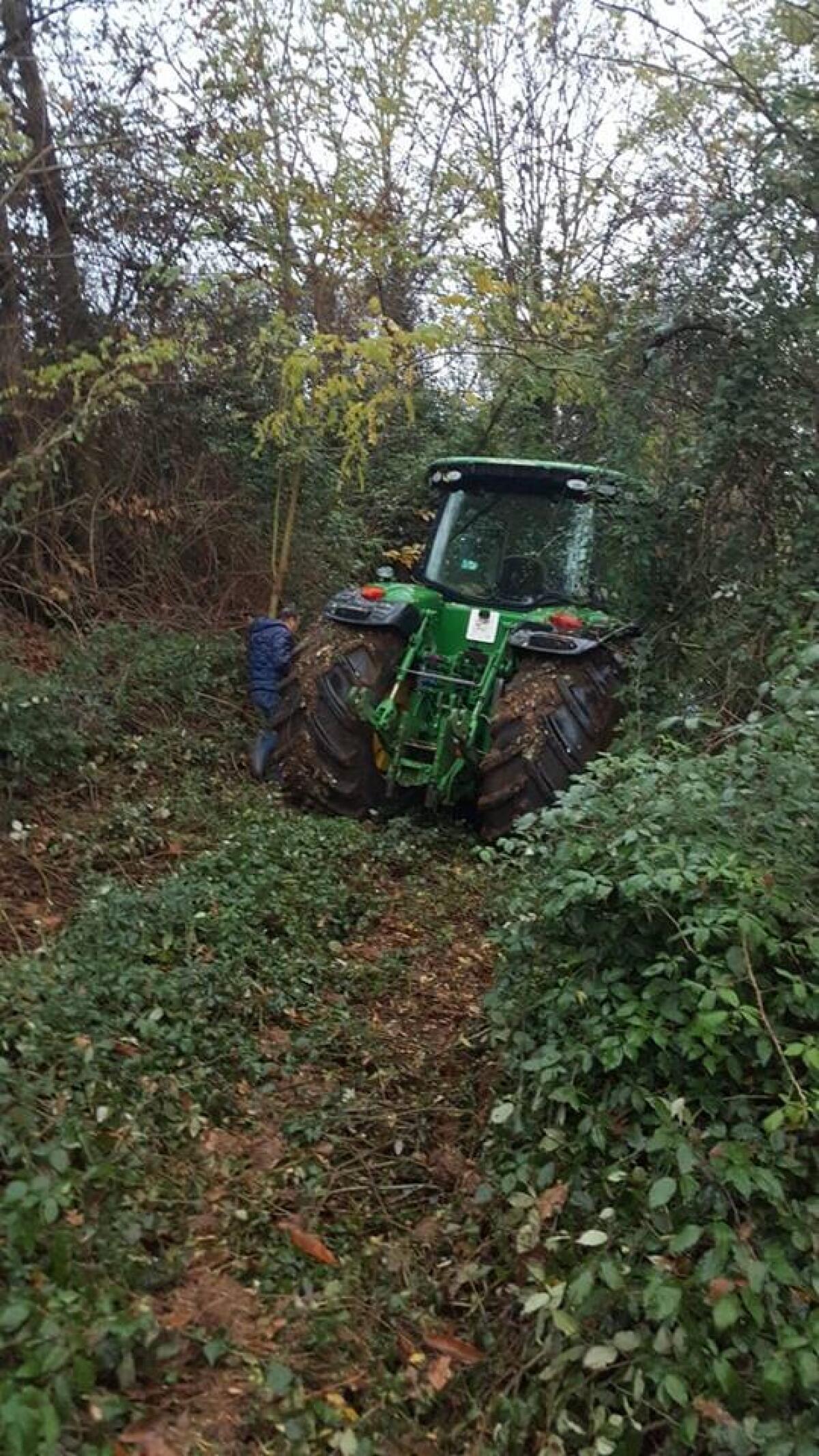 Trattore rubato rinvenuto dalla Stradale di Aprilia nelle campagne di Cori. - 