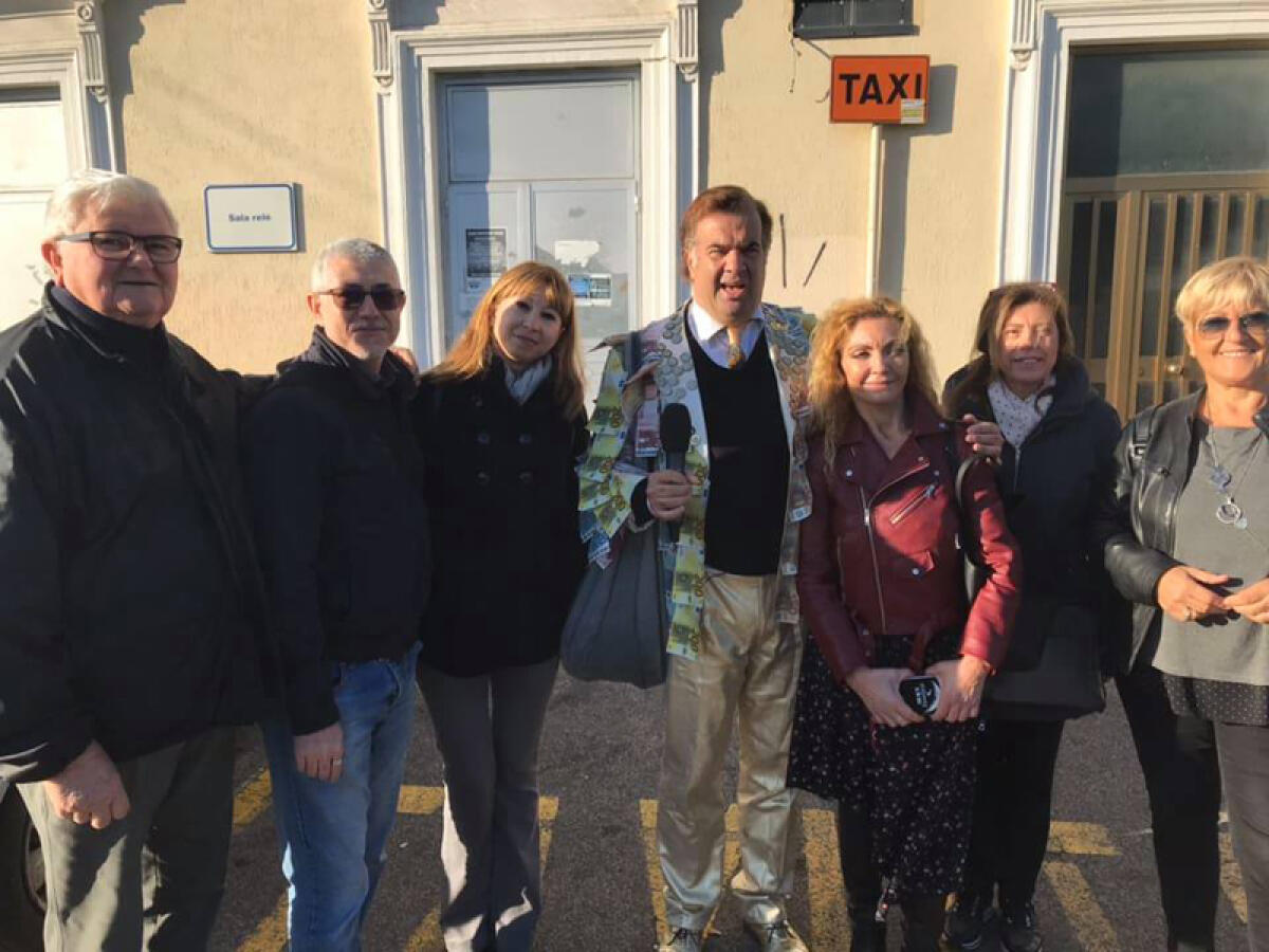 Le telecamere di Striscia la Notizia a documentare il degrado alla stazione di Santa Palomba, a Pomezia. - 