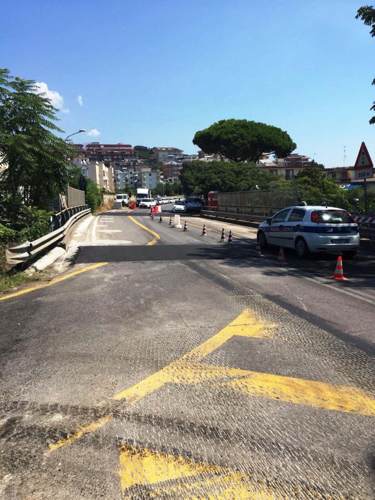 Infilstrazioni e intonaco che precipita, chiusa la Flacca - 