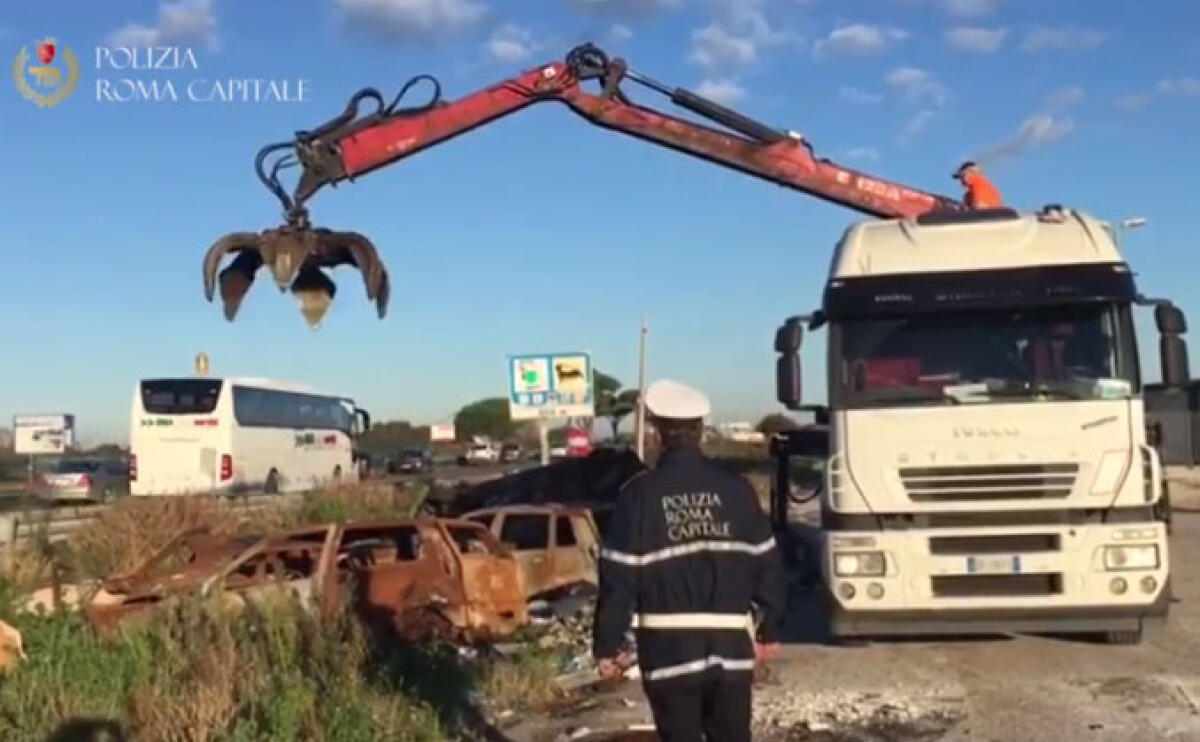 150 auto carbonizzate nel campo nomadi di Castel Romano, inizia la bonifica - 