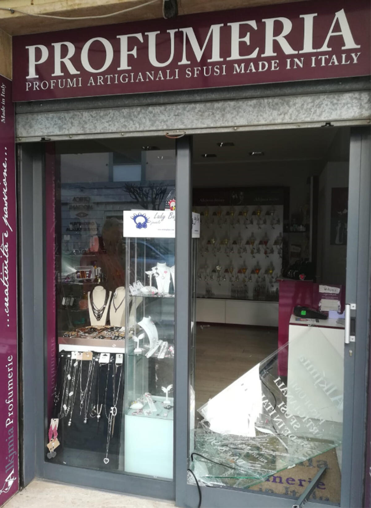 Furto in piena notte in via dei Lauri, ad Aprilia: preso di mira il negozio "Alkjmia". - 