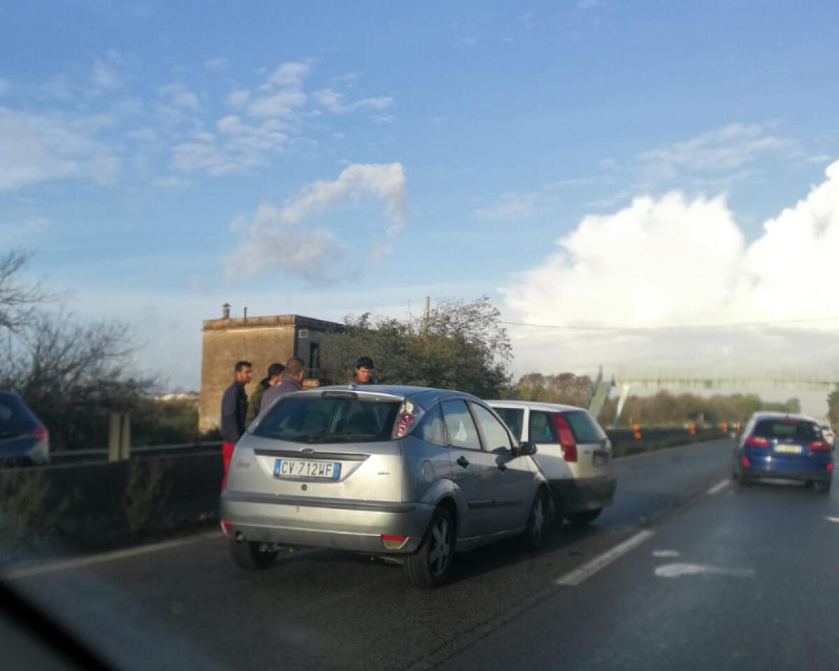 Scontro tra due auto sulla Pontina, ad Ardea: il traffico in direzione Roma è tornato regolare. - 