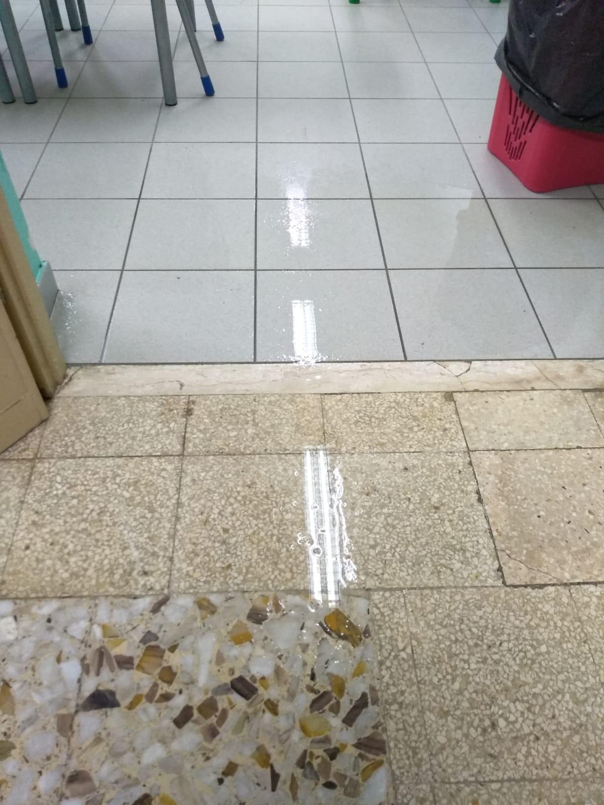 Infiltrazioni d'acqua alla Deledda di Aprilia, chiusa un'aula. Lega: "Il sindaco spieghi" - 