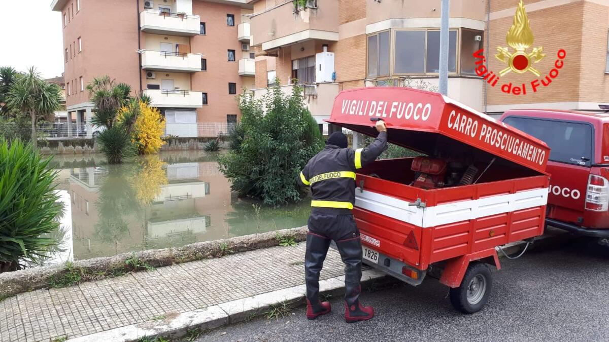 Pontinia sotto l’acqua: proseguono gli interventi di prosciugamento dei Vigili del Fuoco. - 