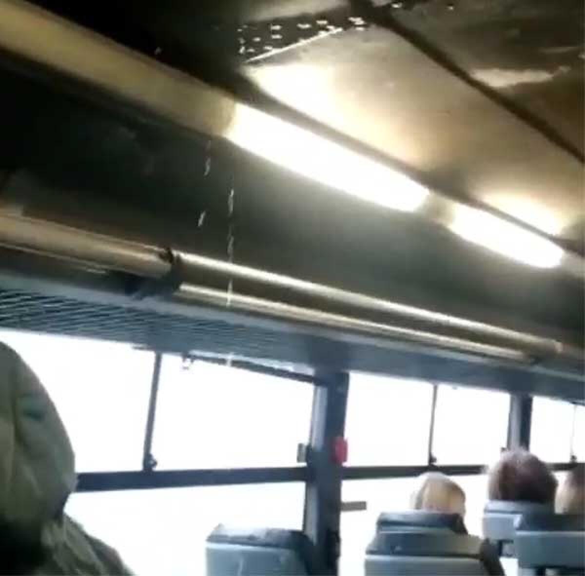 Piove nel bus che da Fondi porta a Terracina, disagi per gli studenti VIDEO - 