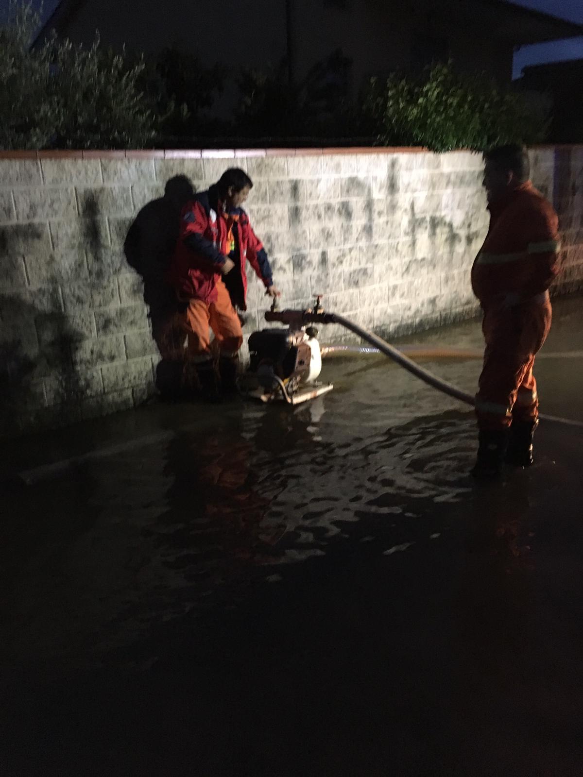 Strade allagate e canale ingrossato a Torre del Padiglione, sul posto l'Anc di Aprilia - 