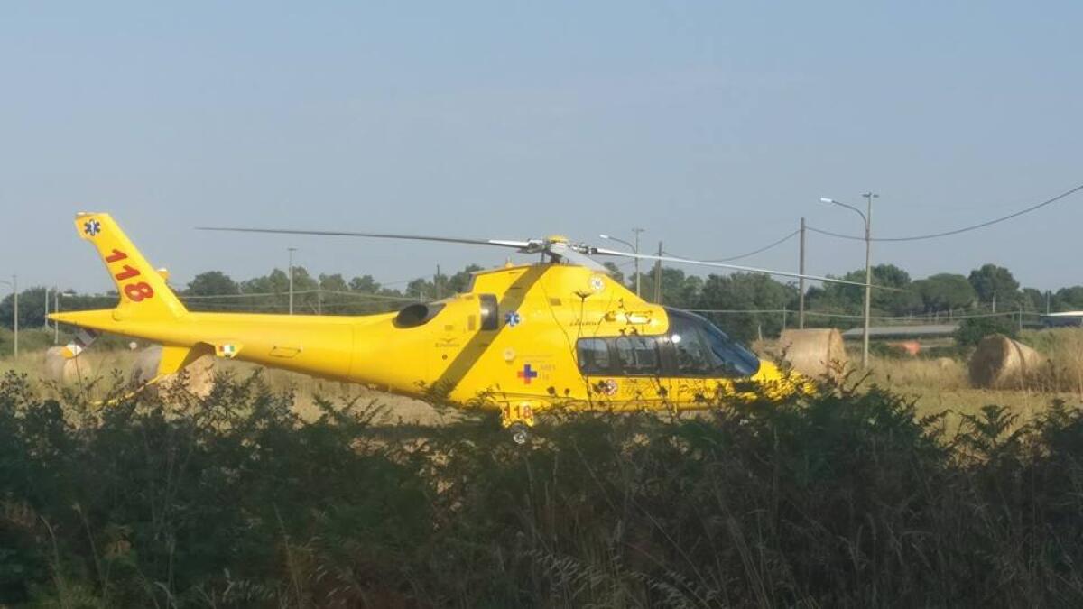 Pomezia - Donna in bici travolta da un'auto, è grave - 