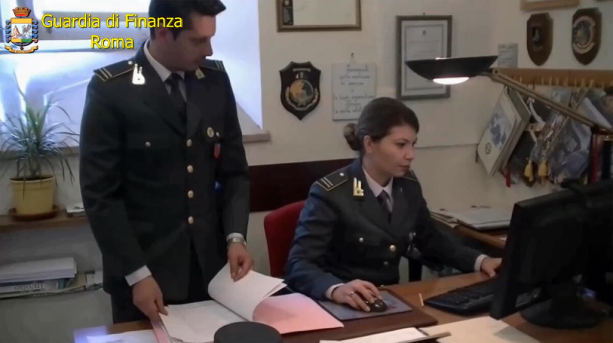 Continuavano a riscuotere mentre erano ai domiciliari: la Finanza arresta due strozzini a Frascati, padre e figlio. - 