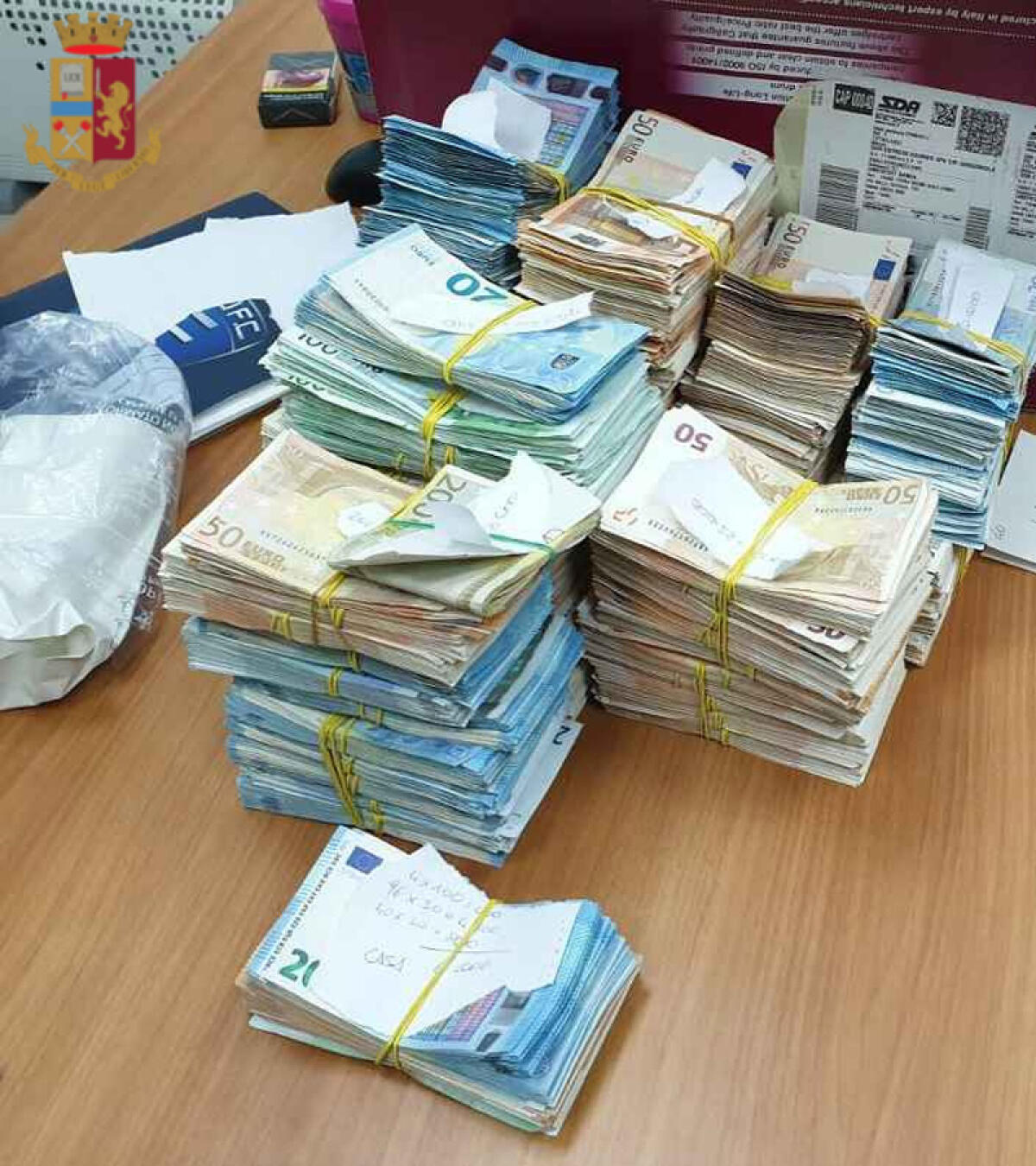 ANZIO - Nascondeva nello scantinato 900mila euro in contanti e mezzo chilo di cocaina. 46enne arrestato dalla Polizia. - 