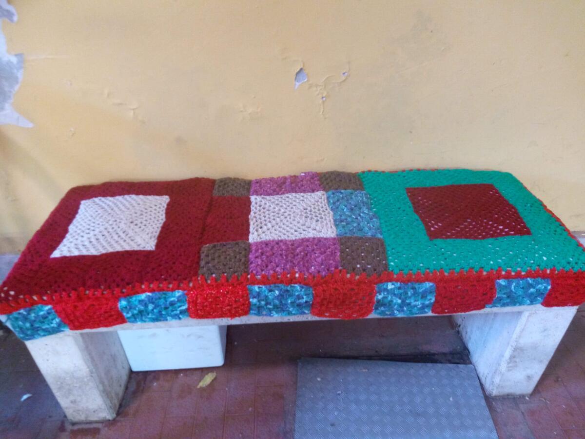 Le artigiane del mercatino natalizio abbelliscono le panchine del Mercato Coperto di Aprilia. - 