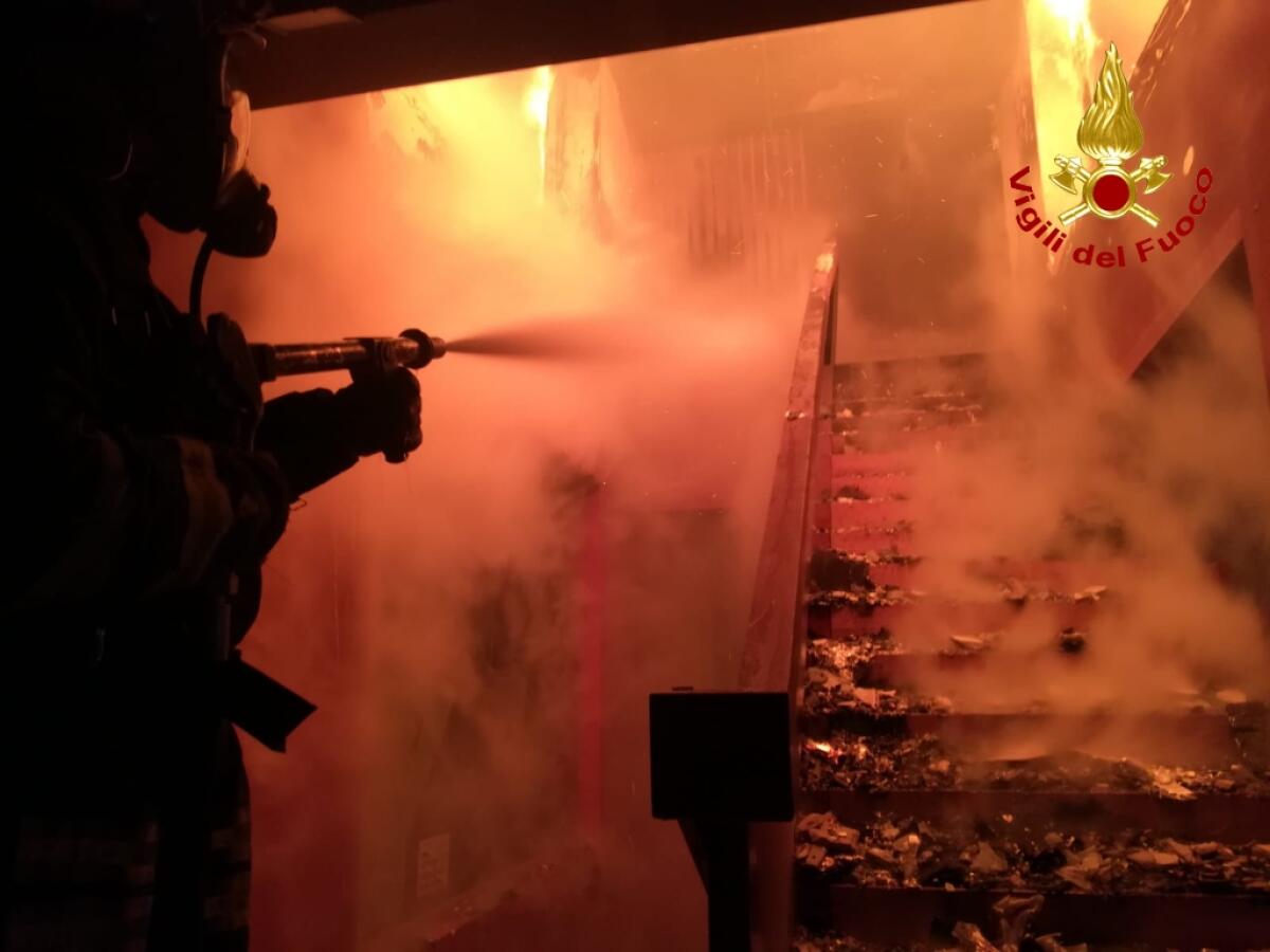 Paura a Cisterna, grosso incendio nel mobilificio Pistilli - 