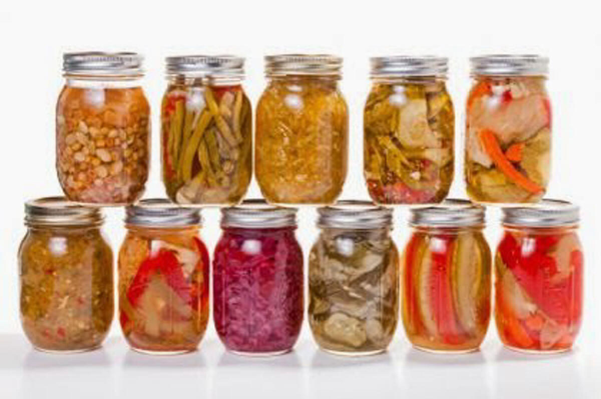 Sequestrate dai Nas, nel Sud Pontino, oltre 450 confezioni di conserve alimentari. - 