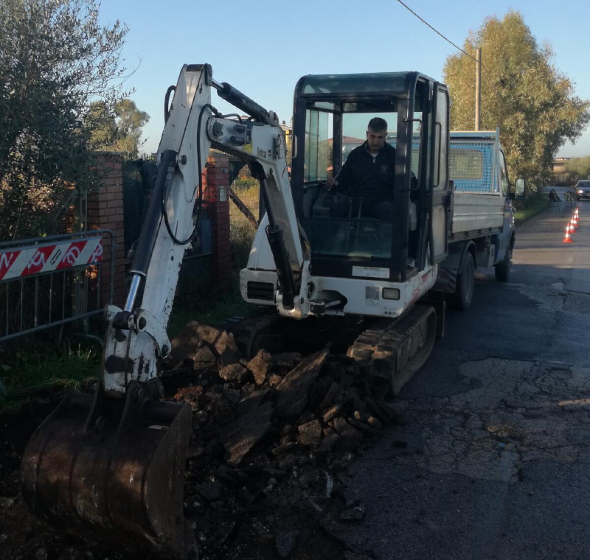 Un tratto di via Apriliana messo in sicurezza da un privato, il grazie dei cittadini - 