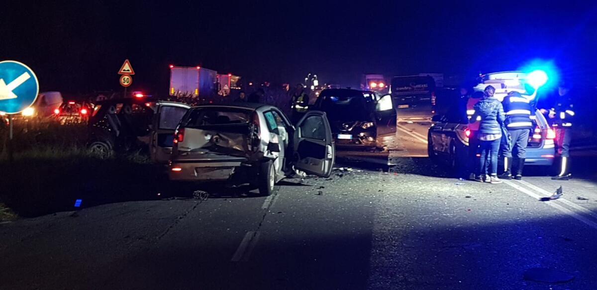 Grave incidente sulla Pontina: 5 auto coinvolte e 5 persone ferite - 