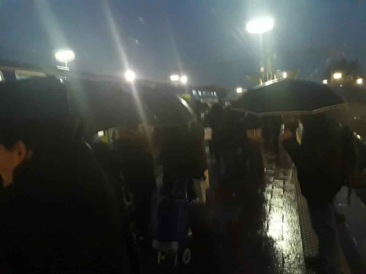 Treni in tilt: disagi a Campoleone, pendolari sotto la pioggia - 