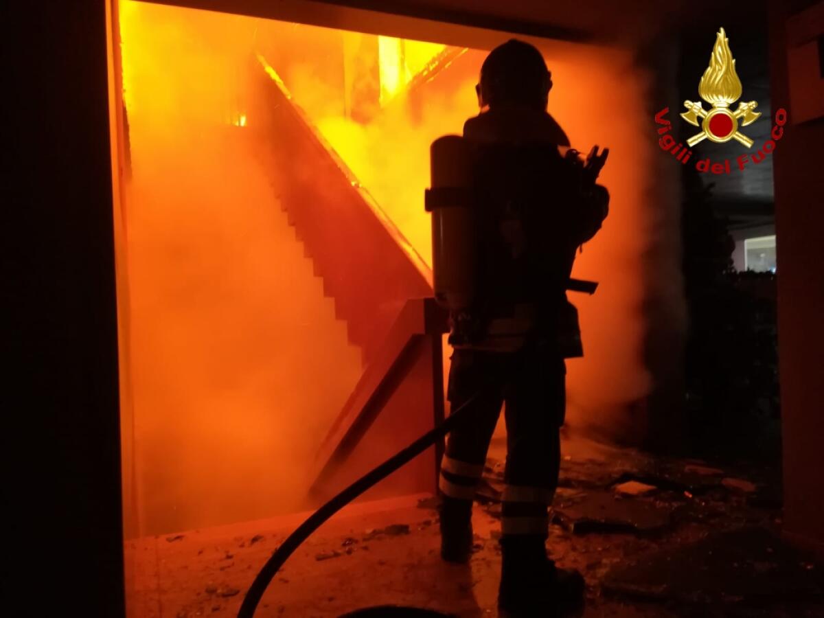 Incendio al mobilificio Pistilli, forse guasto al termocamino - 