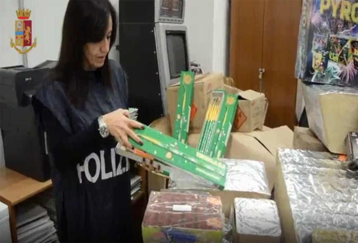 Scoperti dalla Polizia, in una zona residenziale di Albano, due depositi di fuochi d’artificio. - 
