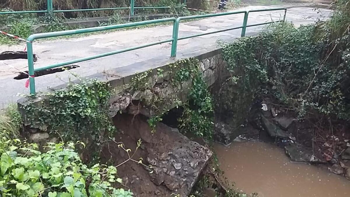 Collassa l'asfalto del ponte di via Arciglioni a Sabaudia - 