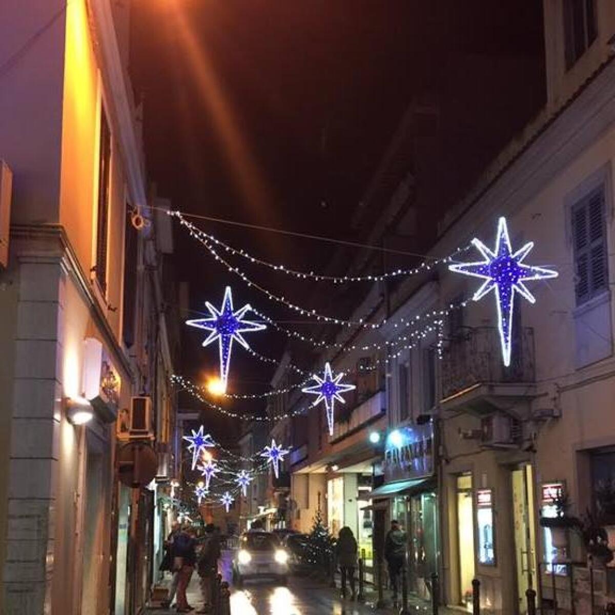 Vandali in via Romana a Nettuno distruggono le decorazioni di Natale - 