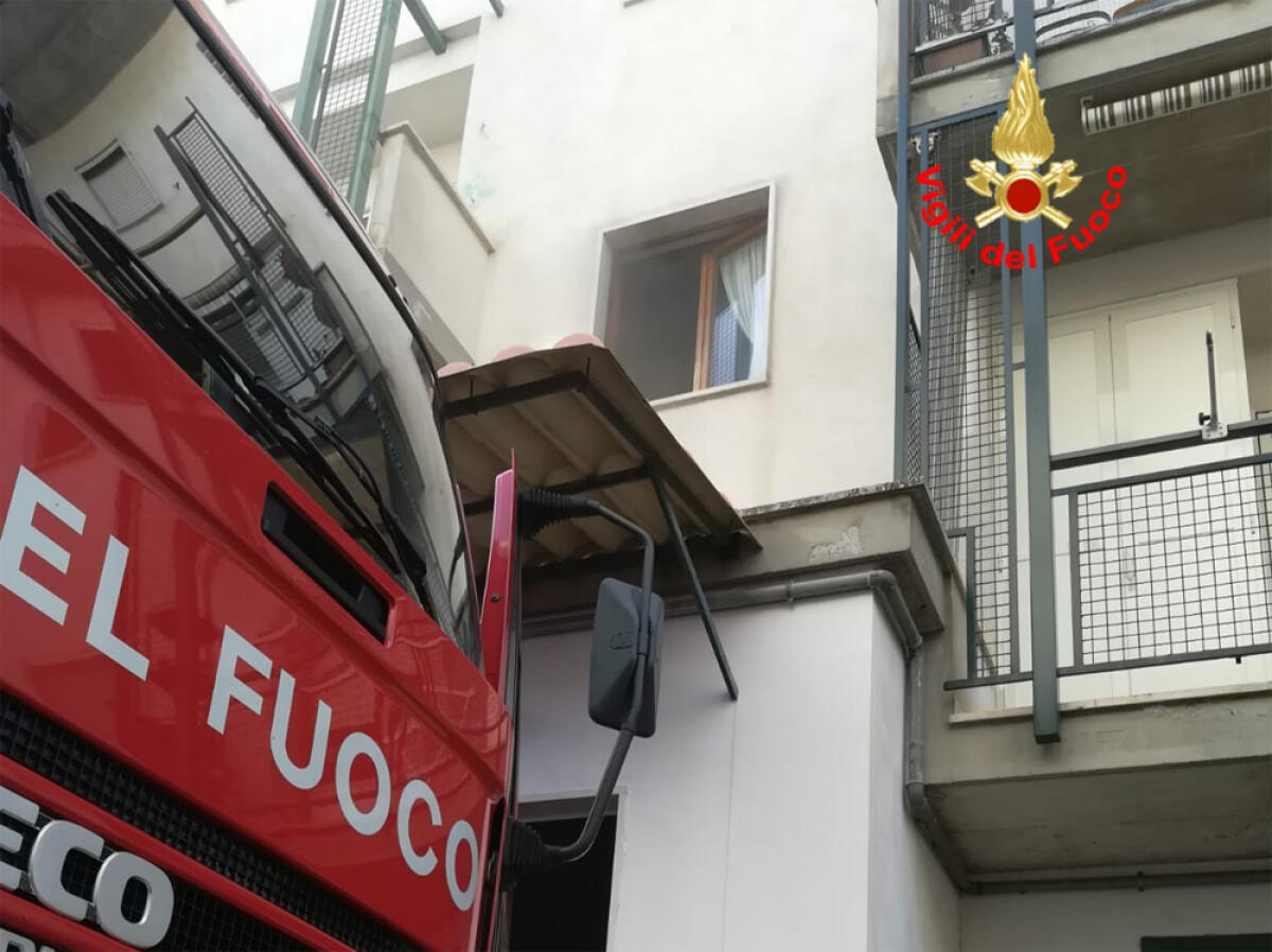 Incendio in appartamento ad Ariccia: muore un ex bidello in pensione; due feriti. - 