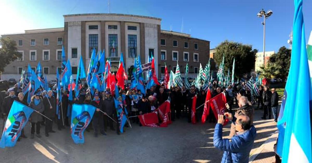 Presidio dei pensionati a Latina contro la manovra del Governo - 