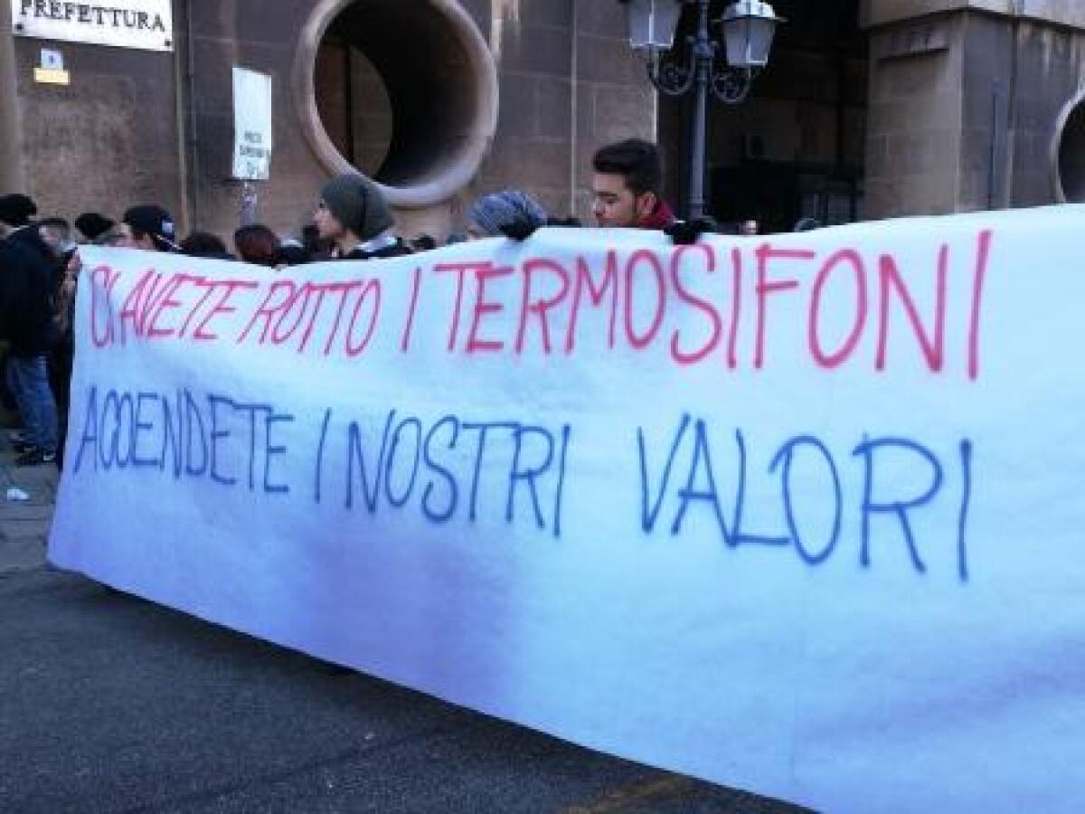 Nettuno - Al freddo in classe, gli studenti del Colonna-Gatti in sciopero - 