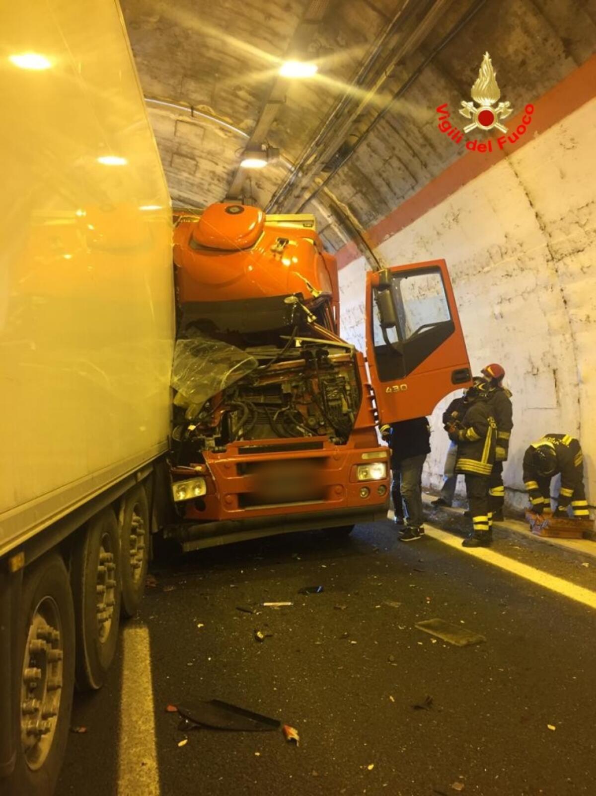 Maxi tamponamento nella galleria Montegiove di Terracina: coinvolti 3 tir ed un’auto. Appia chiusa per quasi 4 ore. - 