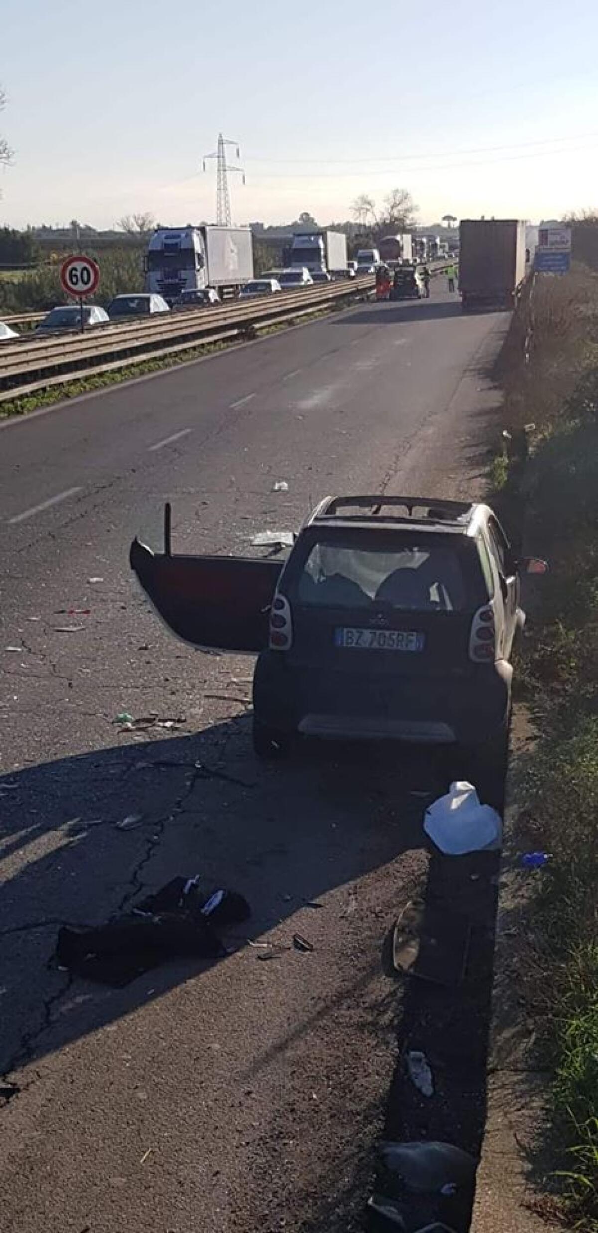 Incidente tra una Smart e un tir sulla Pontina, a Campoverde: 20enne di Aprilia in gravissime condizioni. - 