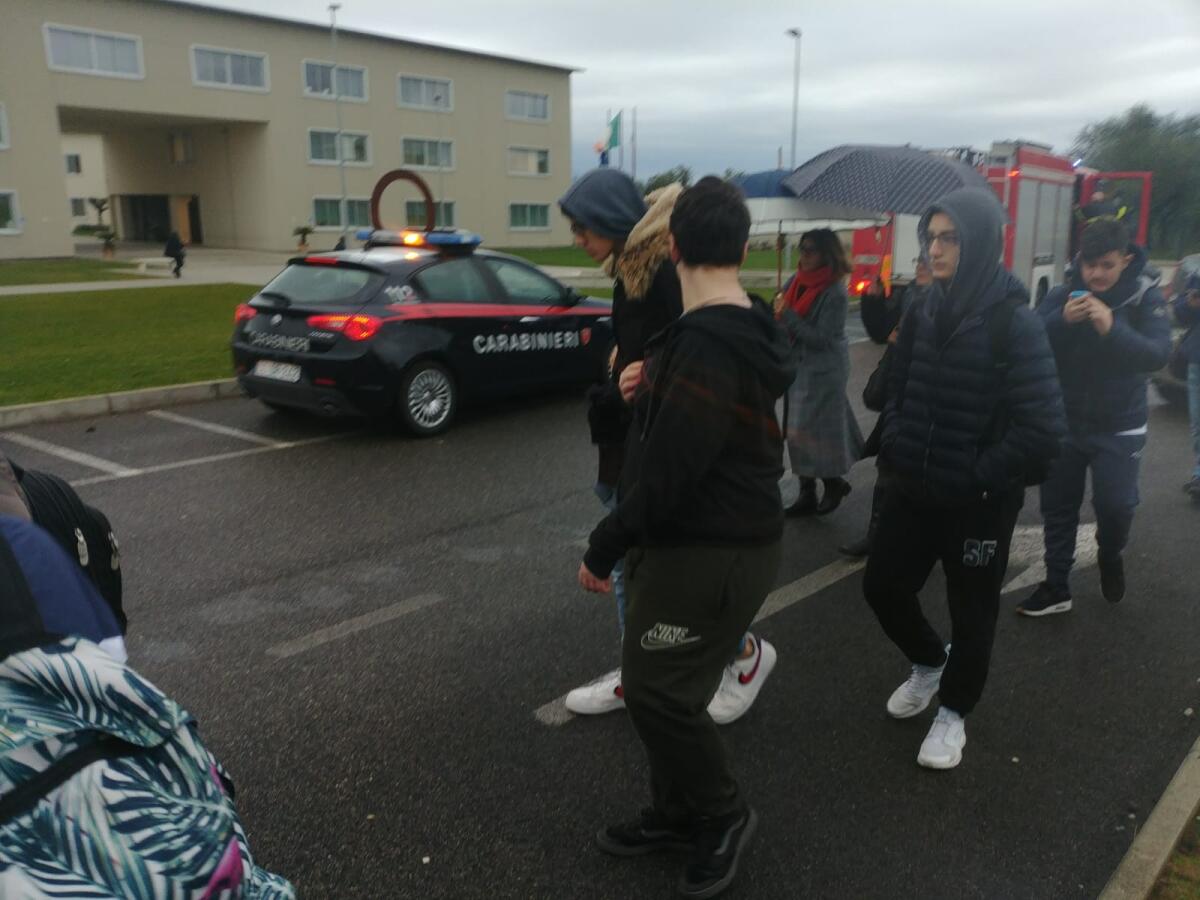 Panico all'Istituto Rosselli di Aprilia: un giovane  si introduce a scuola e lancia delle molotov. IL VIDEO E LE FOTO - 