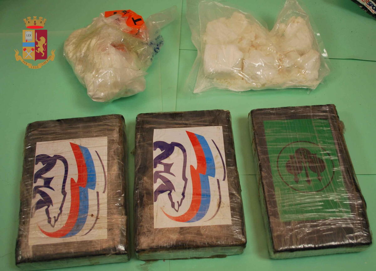 Porta 5 kg di cocaina al pusher ma trova la polizia di Anzio, 3 arresti - 