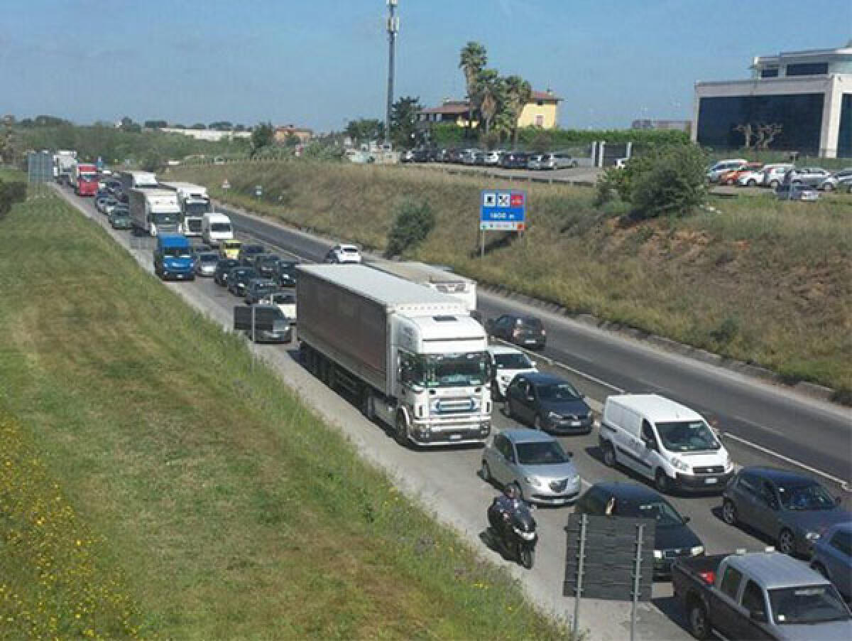 Mezzo pesante in panne questa mattina sulla Pontina, all’altezza di Aprilia. - 