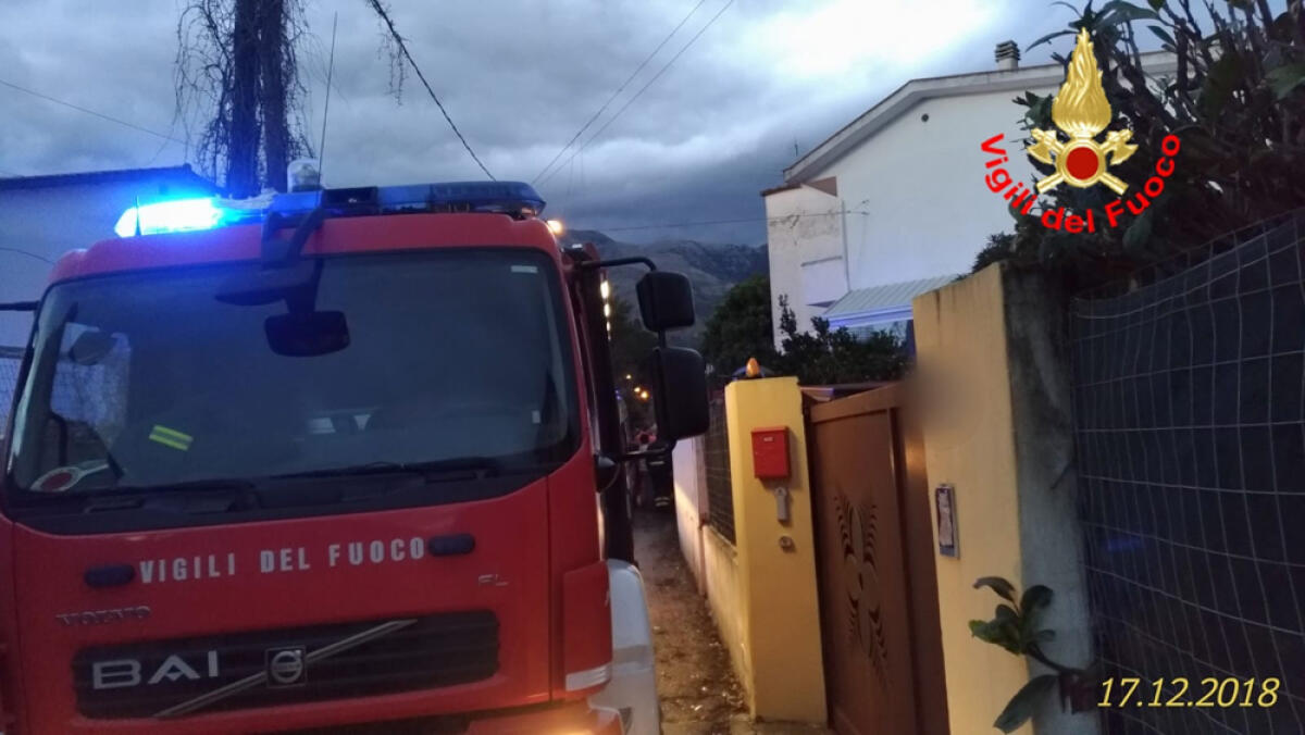 Resta incastrato con la testa nel cancello, salvato dai vigili del fuoco - 