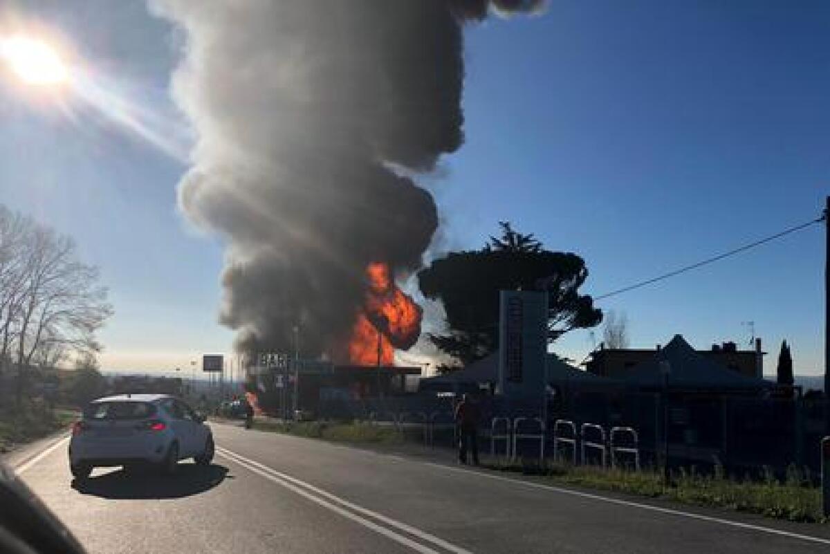 Esplosione in un distributore di carburante sulla Salaria, 2 morti e 17 feriti - 