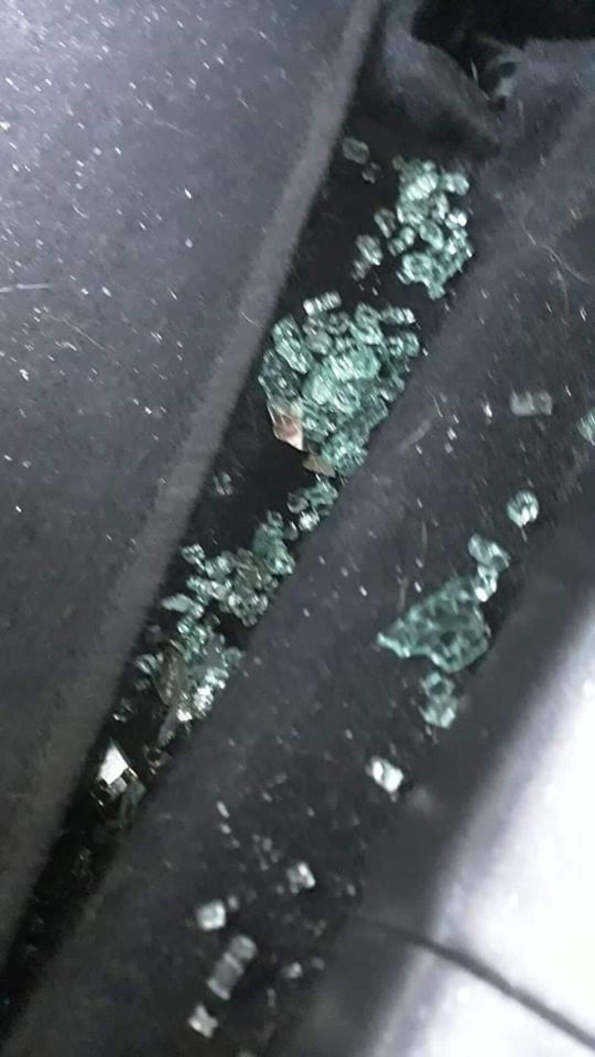 Ladri e vandali di nuovo in azione ad Aprilia: danneggiate diverse auto parcheggiate in centro. - 
