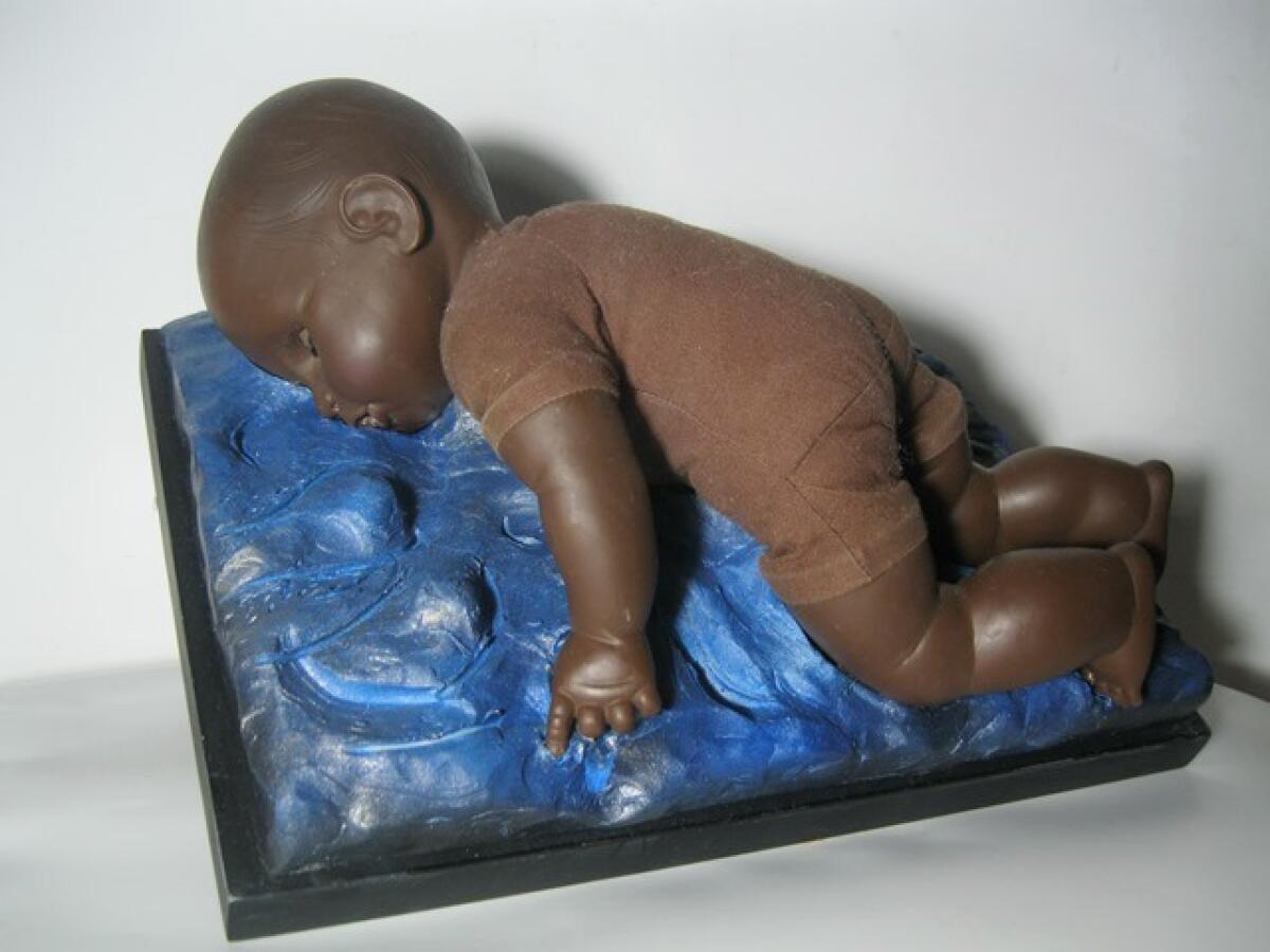 “Il cammino della speranza nel bimbo morto” la scultura di Natale di Francesco Guadagnuolo - 